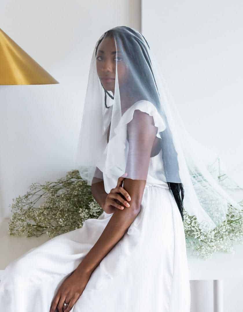 https://www.thelotusbloom.co/wp-content/uploads/2021/10/ivory-elbow-length-veil-_-the-lotus-bloom-co.jpg
